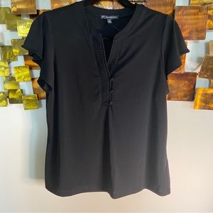 NWT Women’s Adrianna Papell Black V-neck Top with Flutter Short Sleeves, Sz M